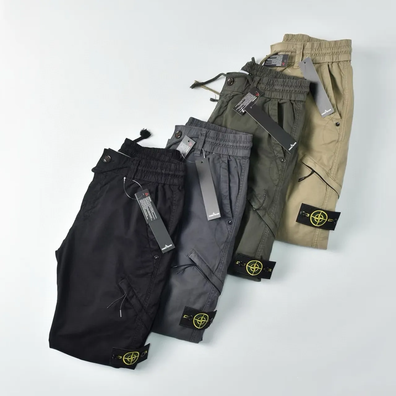 P290 STONE ISLAND/Stone Island Simple Washed Badge Leg Work Pants. The upper body is very simple, handsome and stylish, and can be easily worn by men and women. Made of washed cotton fabric, the micro-elastic texture is very soft and comfortable. The upper body is super versatile and can be worn by anyone. The loose version is suitable for all kinds of body types and they like to wear it quickly. Color: black, gray, military green, khaki